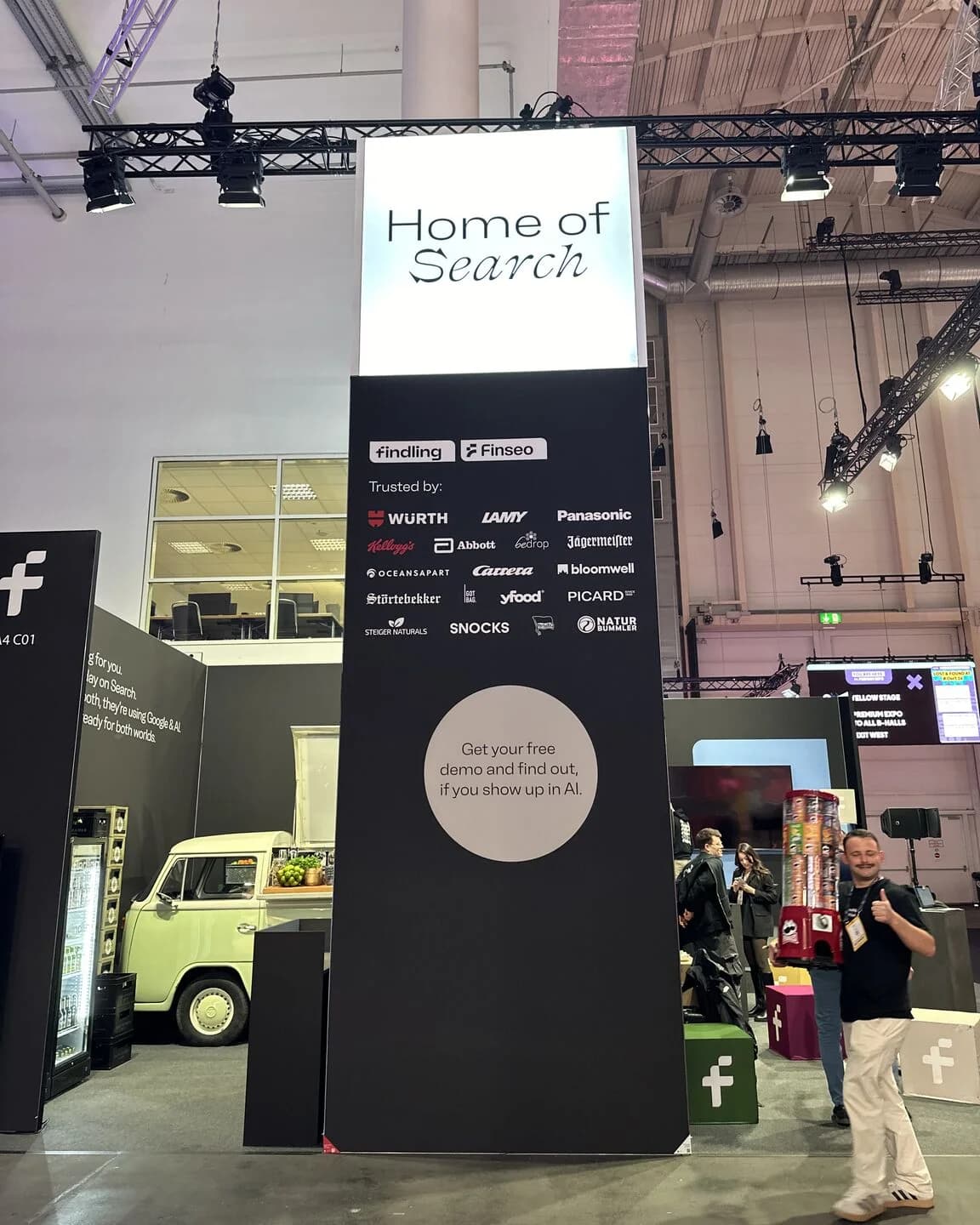 Stand-Turm „Home of Search“ von findling × Finseo auf dem OMR Festival 2026, Halle A4
