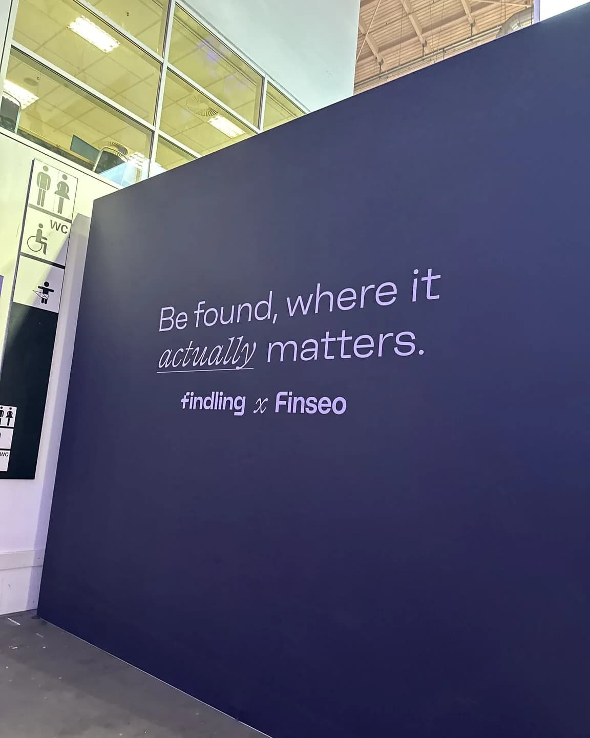 Standwand „Be found, where it actually matters.“ von findling × Finseo auf dem OMR Festival 2026