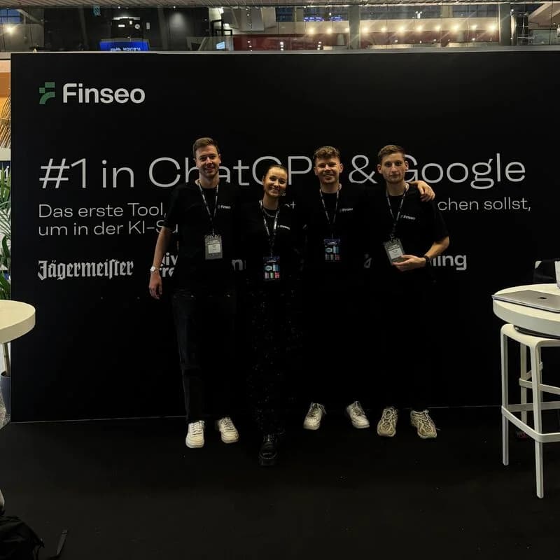 Das Finseo-Team am eigenen Stand auf der THIS IS MARKETING 2025