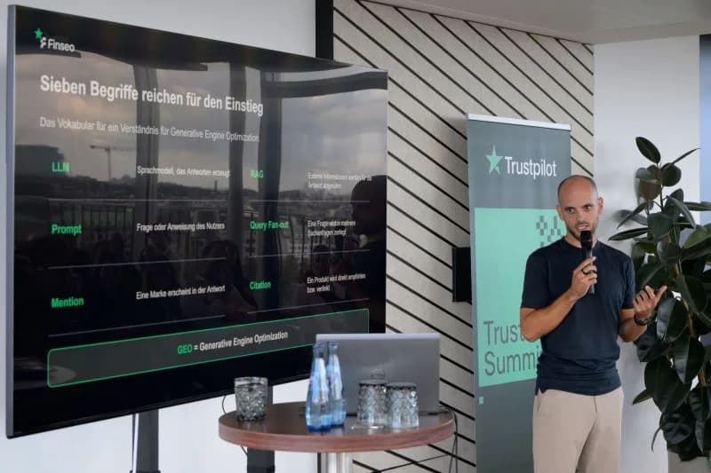 Mario Träger von Finseo spricht auf dem Trust & AI Summit von Trustpilot in Hamburg